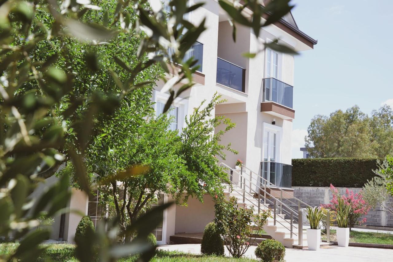 Airport Garden Hotel Rinas Exterior photo
