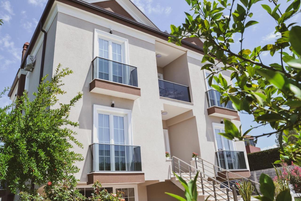 Airport Garden Hotel Rinas Exterior photo