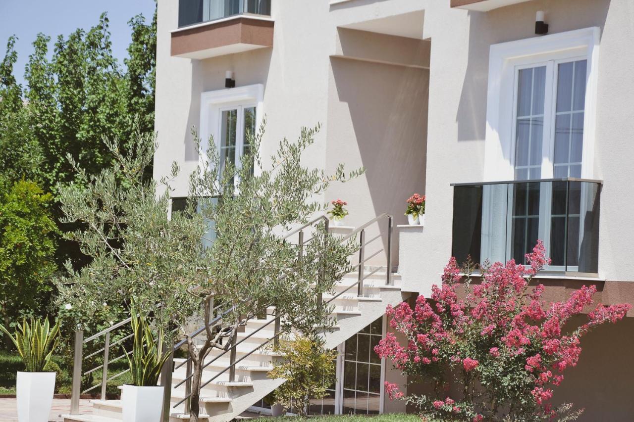 Airport Garden Hotel Rinas Exterior photo