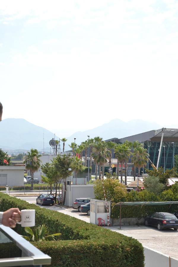 Airport Garden Hotel Rinas Exterior photo