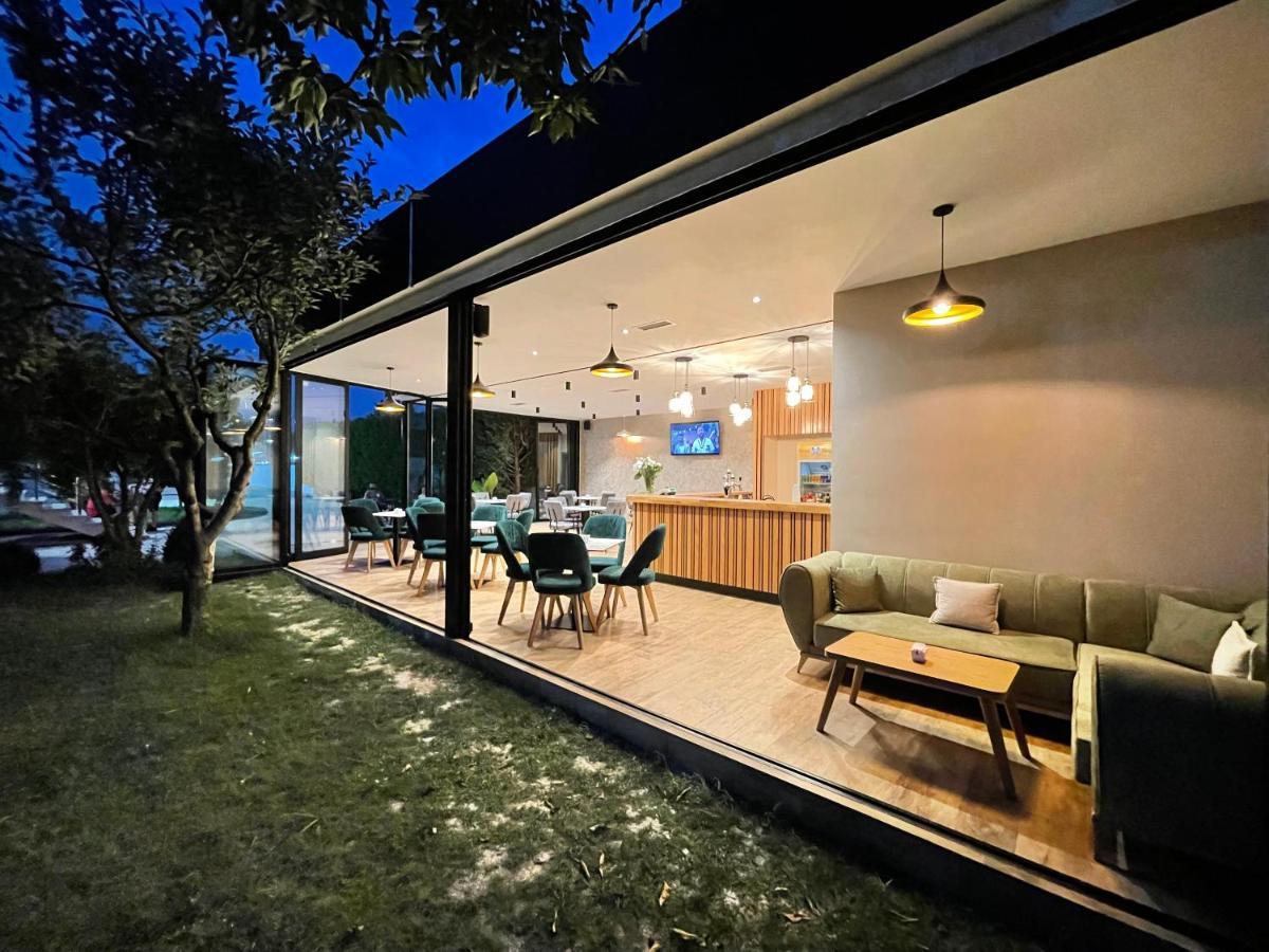 Airport Garden Hotel Rinas Exterior photo