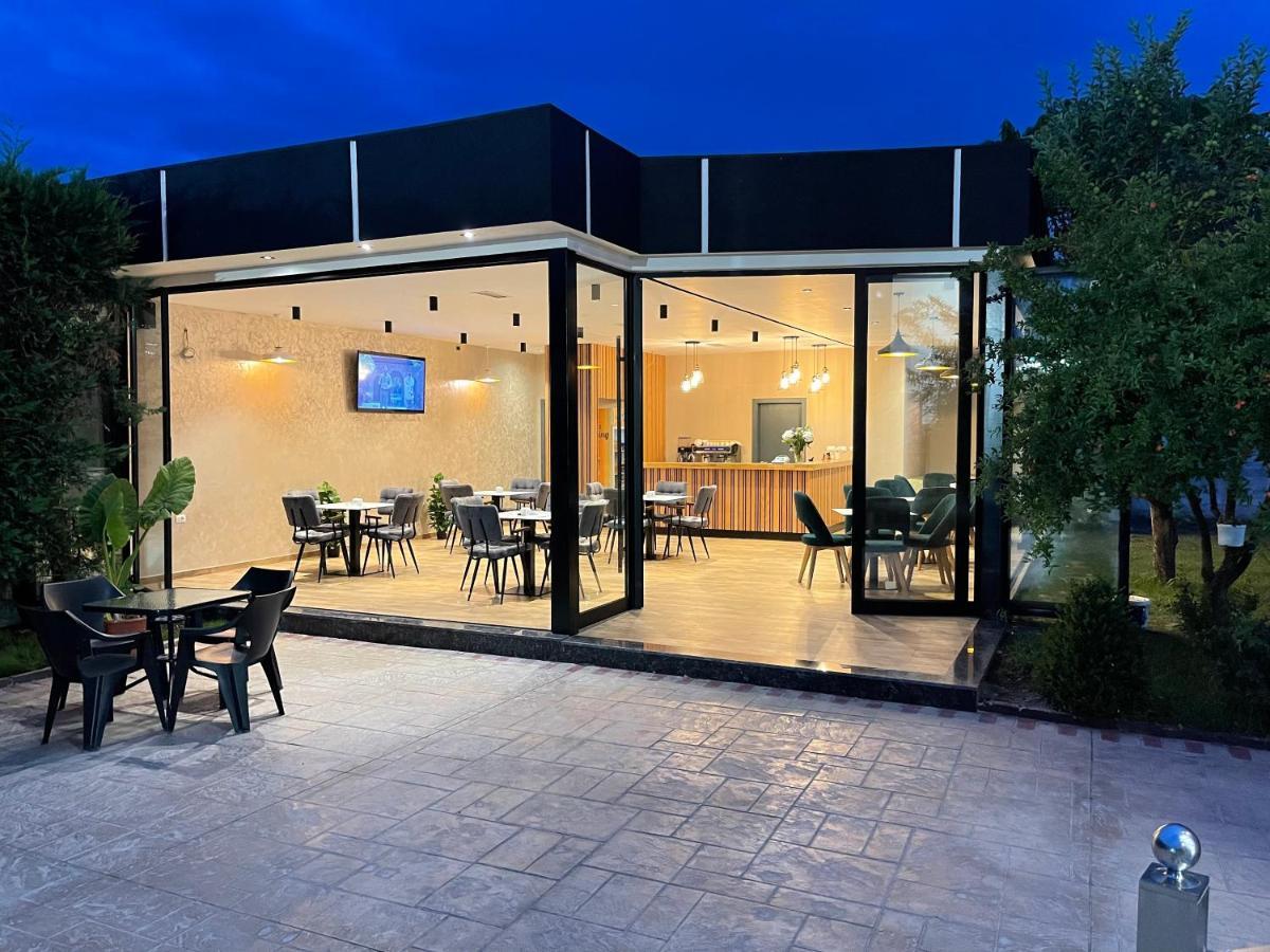 Airport Garden Hotel Rinas Exterior photo