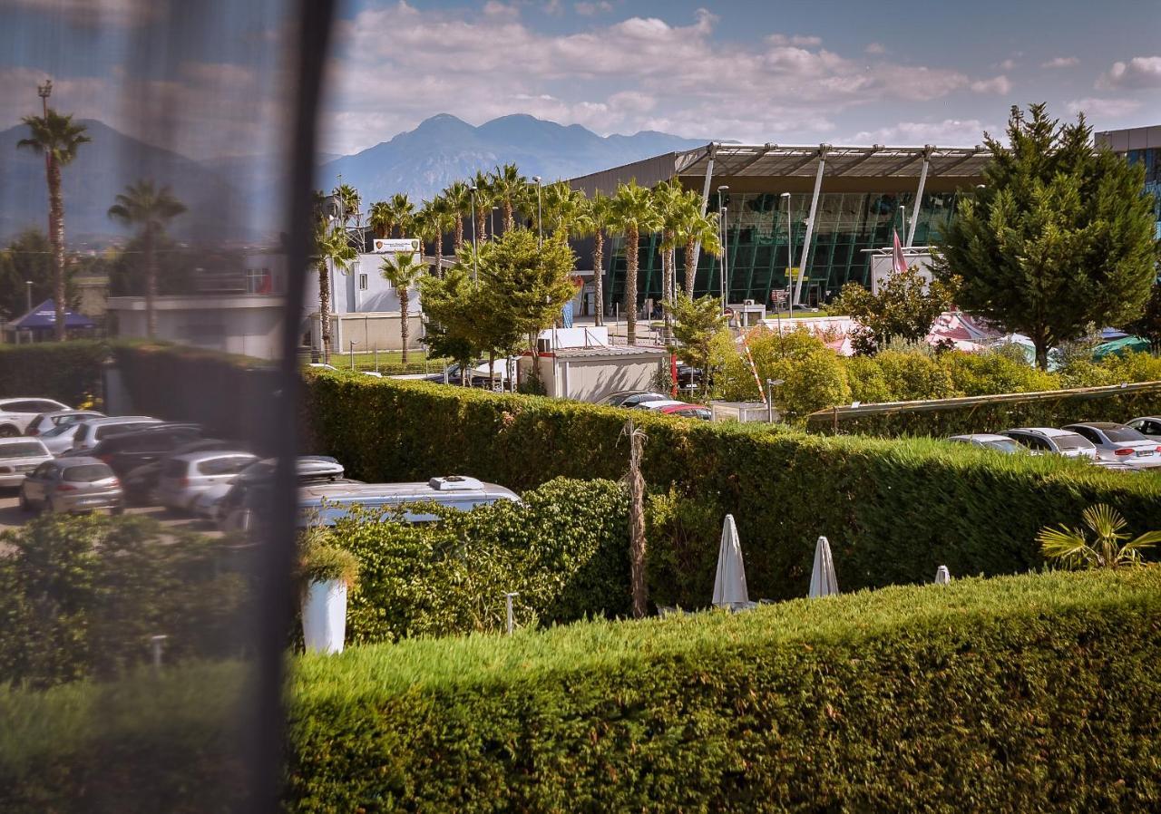 Airport Garden Hotel Rinas Exterior photo