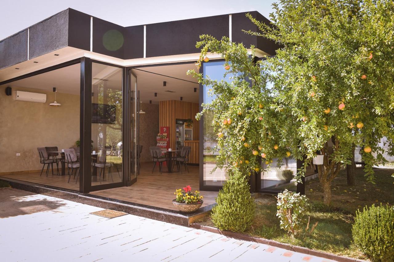 Airport Garden Hotel Rinas Exterior photo