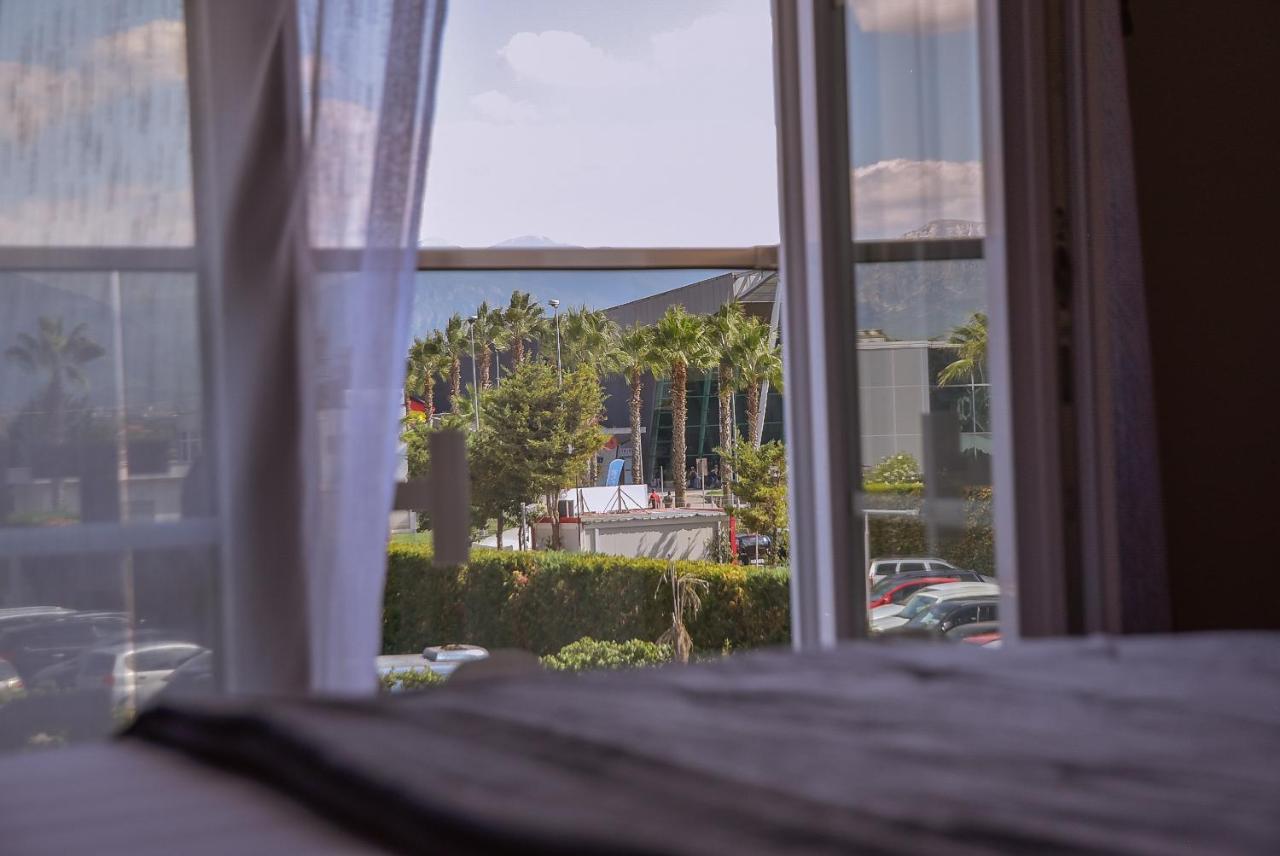 Airport Garden Hotel Rinas Exterior photo