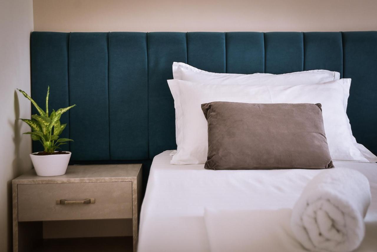 Airport Garden Hotel Rinas Exterior photo