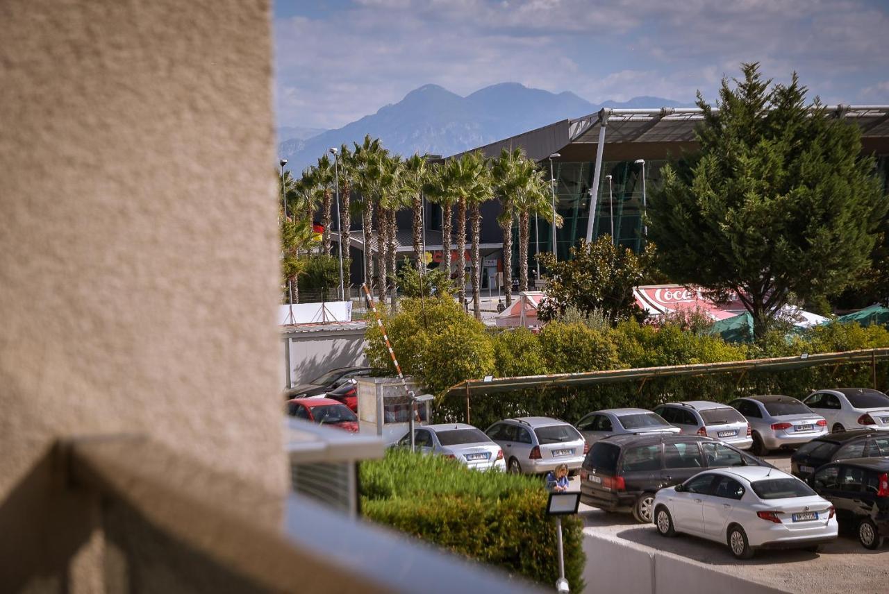 Airport Garden Hotel Rinas Exterior photo