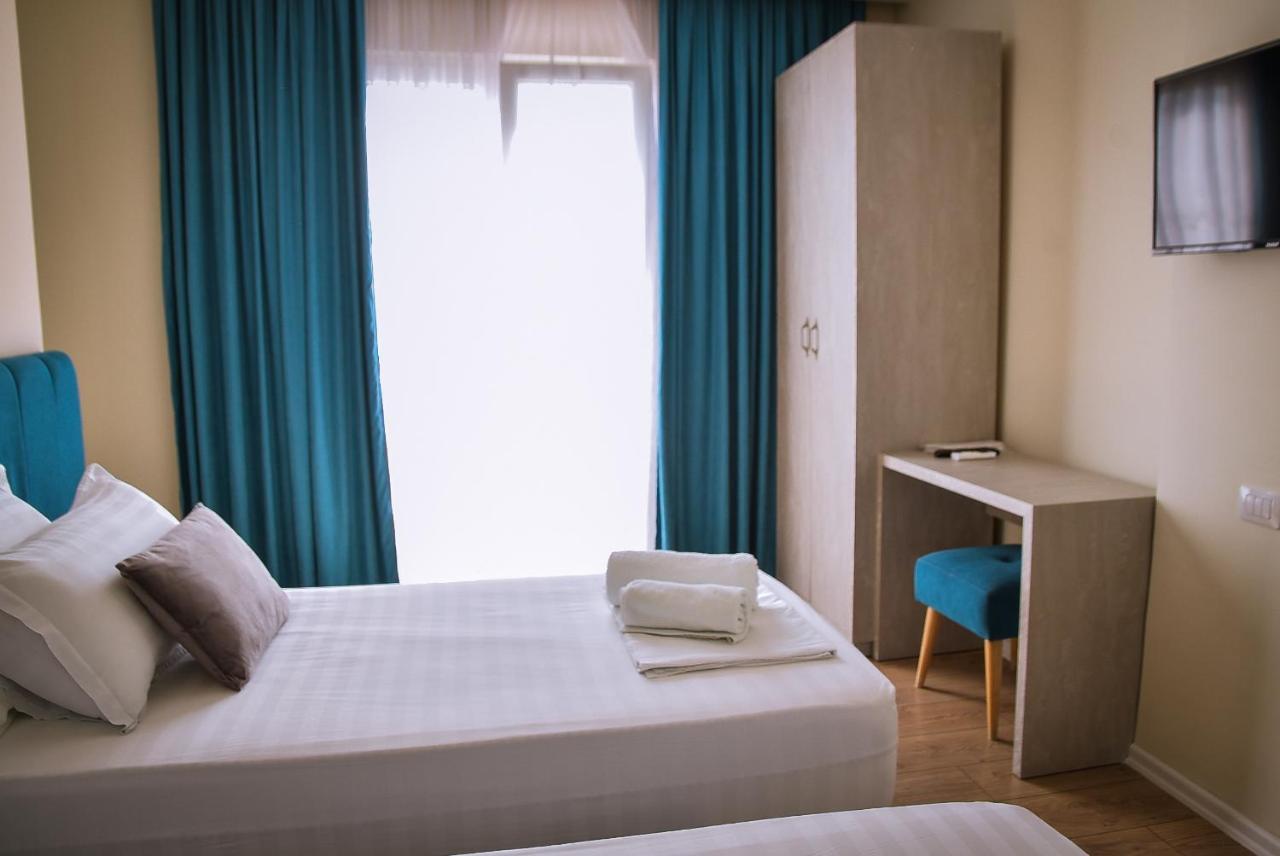 Airport Garden Hotel Rinas Exterior photo