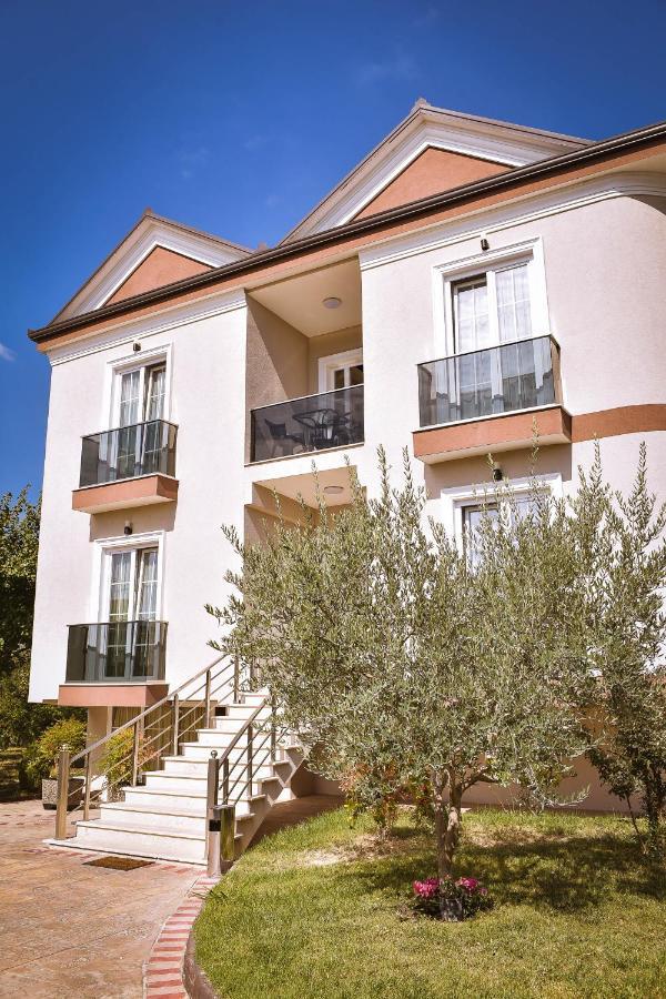 Airport Garden Hotel Rinas Exterior photo