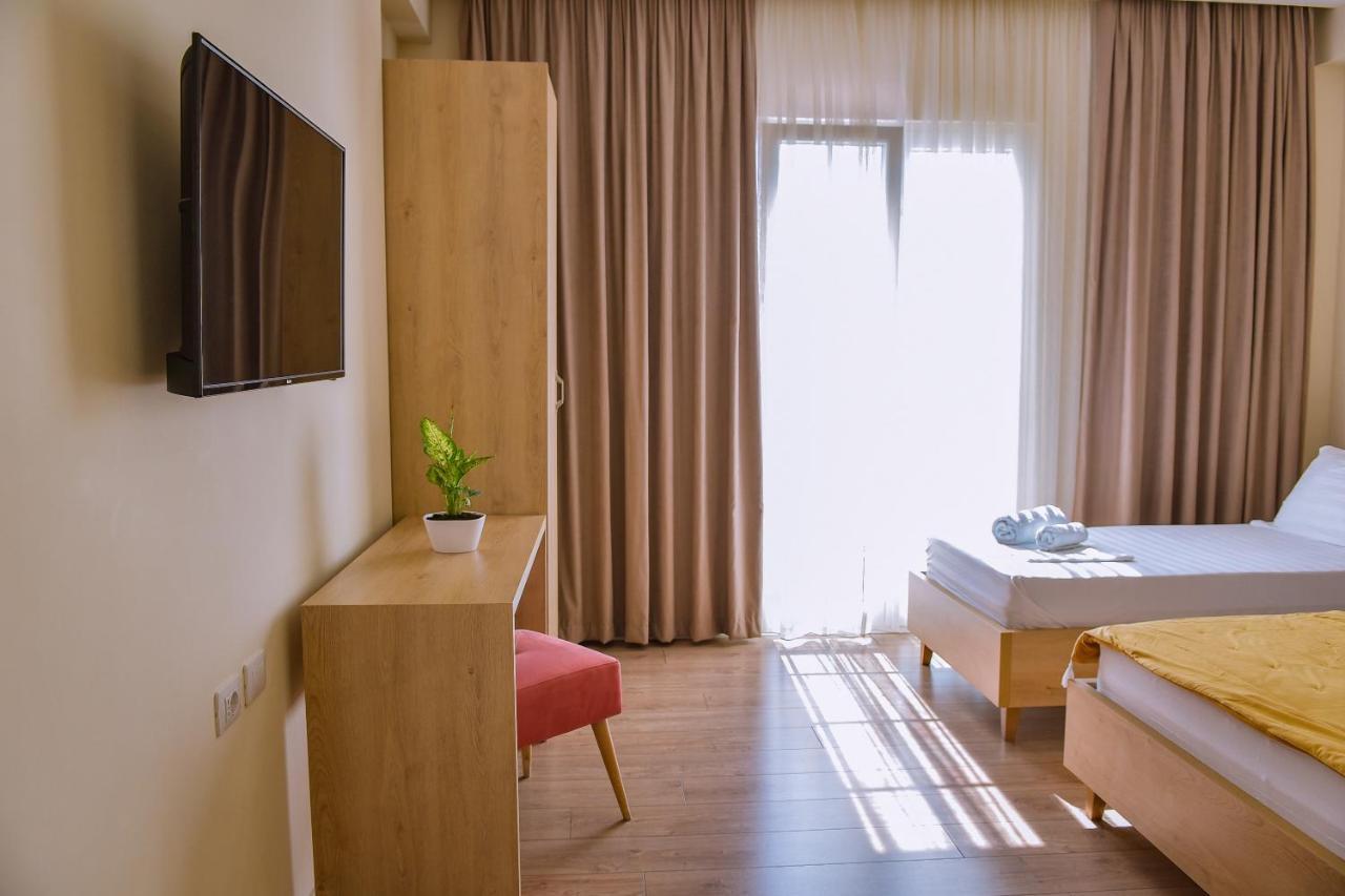 Airport Garden Hotel Rinas Exterior photo